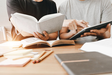 你爱的不是我,你心里还藏着谁,你爱的不是我,是否是我错了,是什么歌里的？