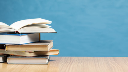 你爱的不是我,你心里还藏着谁,你爱的不是我,是否是我错了,是什么歌里的？