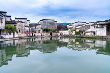 你爱的不是我,你心里还藏着谁,你爱的不是我,是否是我错了,是什么歌里的？