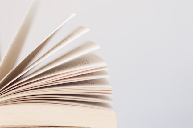 你爱的不是我,你心里还藏着谁,你爱的不是我,是否是我错了,是什么歌里的？