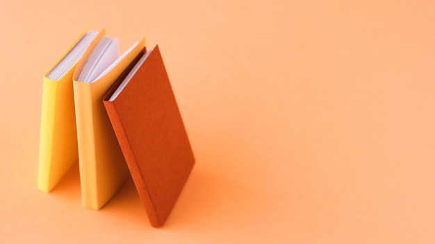 你爱的不是我,你心里还藏着谁,你爱的不是我,是否是我错了,是什么歌里的？